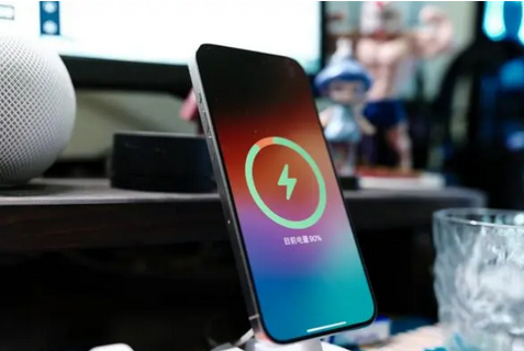 内黄苹果15换屏服务分享用什么充电器给iPhone15充电更好 